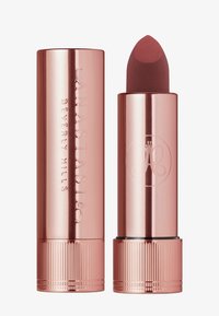 Roze gouden lippenstiftbuis met een afgeronde punt. Gegraveerde merknaam en logo op het oppervlak. Matte lippenstift zichtbaar, rechtop weergegeven.