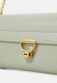 Coccinelle Umhängetasche - celadon green