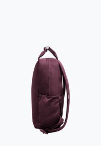 Sac à dos violet foncé avec une fermeture éclair latérale, des bretelles réglables, un tissu texturé et une poche avant. Doté d'une poignée de transport sur le dessus.