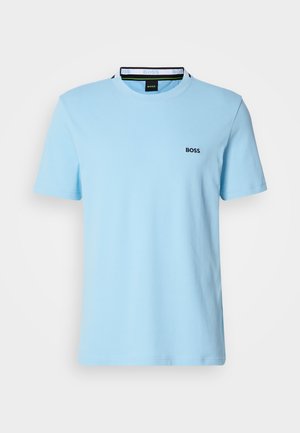 Hellblaues Baumwoll-T-Shirt mit Rundhalsauschnitt, kurzen Ärmeln und einem schwarzen, gestickten "BOSS"-Logo auf der linken Brust.