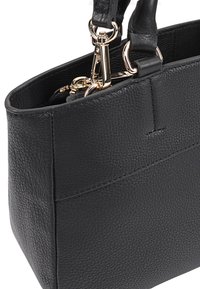Zwarte leren tote bag met een gestructureerde afwerking, voorzien van gouden hardware en dubbele handvatten. Inclusief een ritszakje aan de binnenkant.
