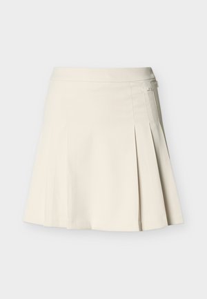 Krém színű pliszírozott szoknya magas derékpánttal és oldalsó rögzítő részletekkel, egyszínű világos háttéren bemutatva.