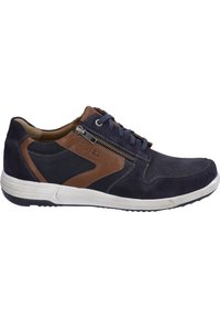 Zapatos de ante azul marino con detalles en piel marrón, un panel lateral texturizado, cierre de cordones y cremallera lateral. Suela de goma con detalles en blanco.