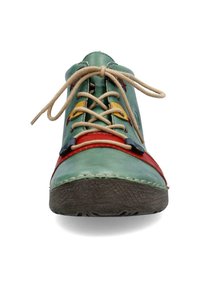 Baskets en cuir vert avec des accents rouges et jaunes, design à lacets, bout arrondi, semelle en caoutchouc texturée, coutures visibles et matériel d'œillet.