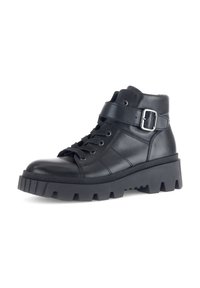 Zwarte leren enkelboot met een chunky zool, vetersluiting en verstelbare gespsluiting. Beschikt over een gevoerd kraag en een gestructureerde afwerking.
