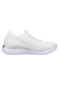 Chaussure de sport blanche en maille avec bordure argentée et semelle épaisse texturée, fermeture lacets et languettes de traction sur la languette et le talon.
