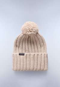 Beige gebreide beanie met een geribbelde textuur, voorzien van een grote pompon bovenop en een omgeslagen boord. Klein merklabel aan de zijkant.