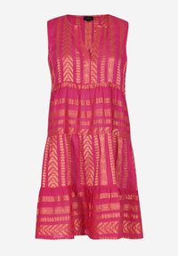 Ärm lös klänning i livlig rosa med gyllene geometriska mönster. Har en V-ringning och en lagerdesign för en flödande silhuett.