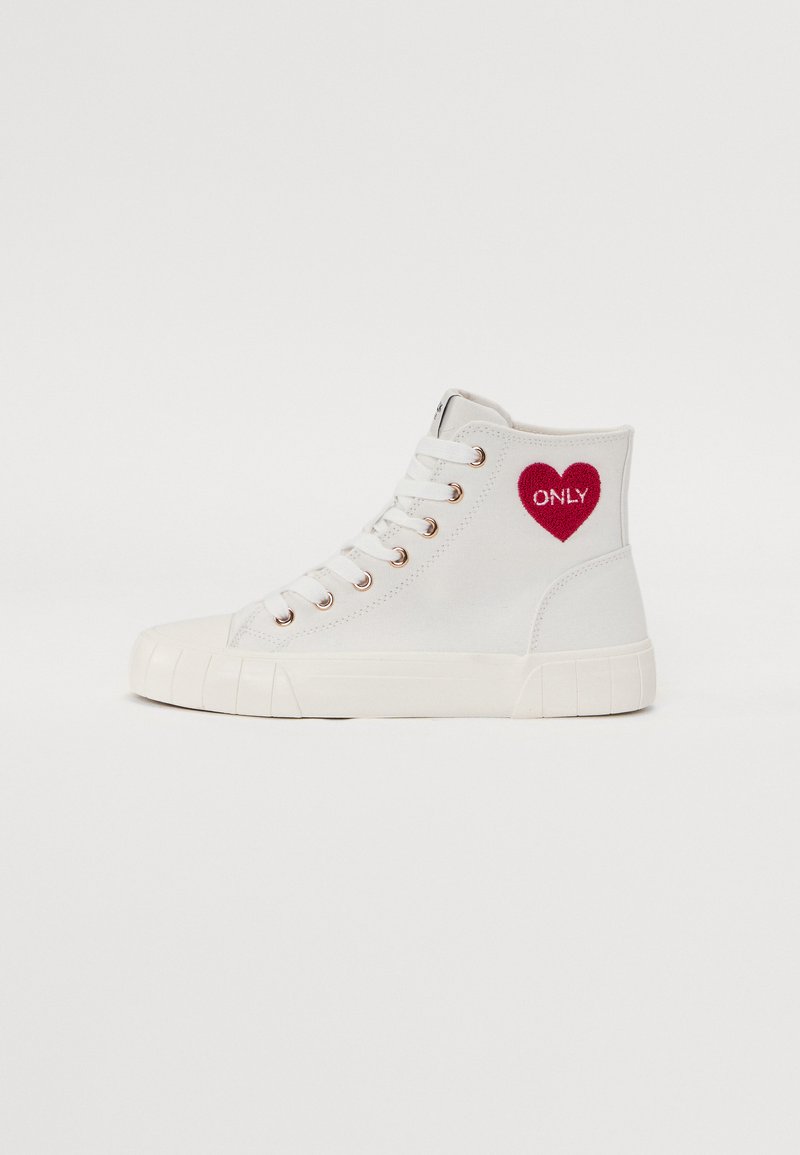 Sneakers bianchi alto in tela con suola in gomma. Presentano un patch a forma di cuore rosso con la parola "ONLY" e occhielli metallici per i lacci.