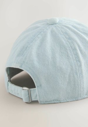 Helle blaue Cordmütze mit runder Krone, gesteppten Nähten und einem verstellbaren metallischen Riemen auf der Rückseite sowie einem passenden Stoffknopf oben.