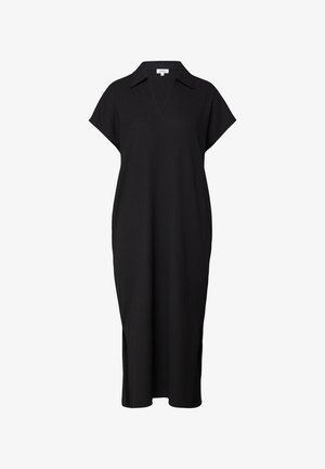 Czarna sukienka midi z krótkim rękawem, kołnierzykiem, dekoltem w serek, luźnym krojem i bocznymi rozcięciami, wykonana z teksturowanej tkaniny.
