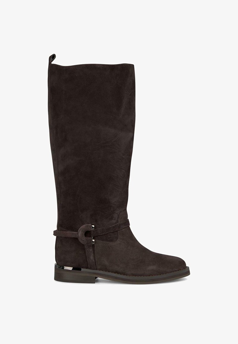 Brauner Wildleder-Knöchelschuh mit runder Spitze, flacher Sohle und einem dekorativen Riemen mit silbernem Akzent um den Knöchel.