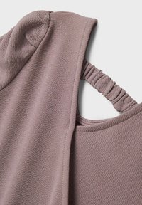 Dammig mauve ärmlös topp med texturerad tyg, som har ett smockdetalj på baksidan och rundad axeldesign.