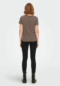 ONLY ONLLUCY LIFE REG S/S JRS NOOS - Camiseta estampada - walnut