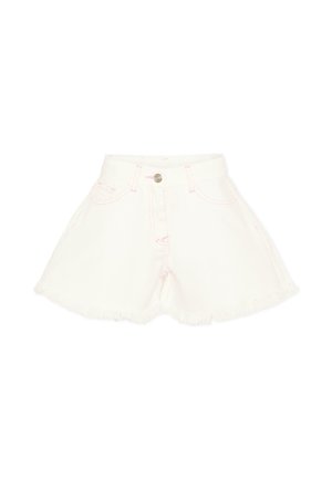 Pantaloncini in denim bianco con orli sfrangiati, bottone frontale, zip e dettagli di cucitura rosa, distesi su sfondo bianco.