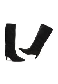 Botas altas de ante negro con punta afilada y un pequeño tacón apilado. Textura suave y silueta elegante con un diseño ajustado.