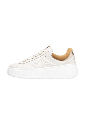Sneaker bianca in pelle con fodera interna color beige, dotata di suola bianca spessa, occhielli dorati e dettagli laterali.