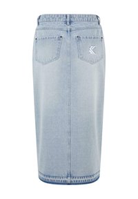 Jupe en denim bleu clair, longueur genou, avec une coupe droite, deux poches arrière et un logo brodé sur la poche droite.