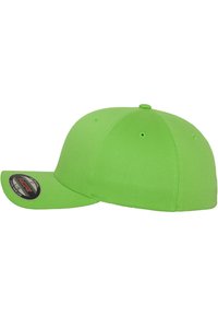 Zielona czapka baseballowa o strukturalnym designie, z zakrzywionym daszkiem i opaską chłonącą pot. Posiada otwory wentylacyjne oraz płaską naszywkę z logo.
