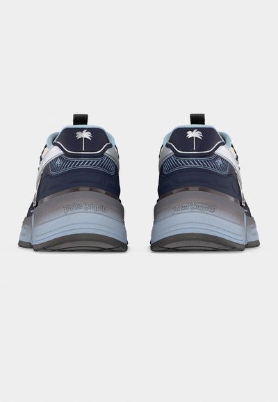 Ζευγάρι από αθλητικά παπούτσια σε σκούρο κα ι ανοιχτό μπλε με λογότυπο φοίνικα και τη φράση "Palm Angels" ανάγλυφη στη φτέρνα, σε εμφάνιση από πίσω.