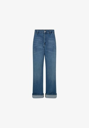 Jeans de mezclilla de corte ancho en un azul claro, con una cintura alta. Presentan un cierre de botón, dobladillos enrollados y un ligero desgaste en la parte frontal.