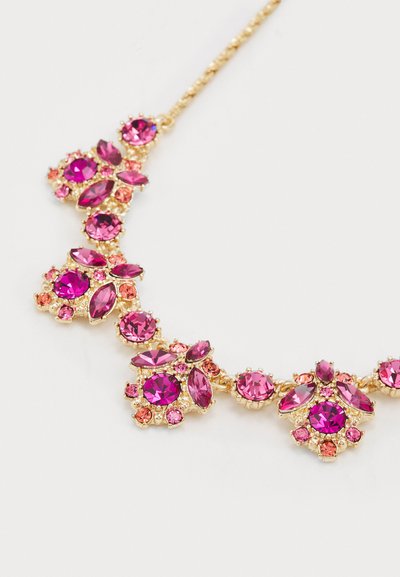Aukso spalvos kaklo papuošalas su įvairiais rožiniais brangakmeniais ovaliomis ir apvaliomis formomis, išryškinantis sudėtingus puošimo elementus ir tekstūruotą grandinę.