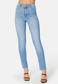 Jasnoniebieskie, wysoka talia, obcisłe jeansy o gładkiej teksturze denimu, z przednimi kieszeniami, paskiem i postrzępionymi mankietami u kostek.