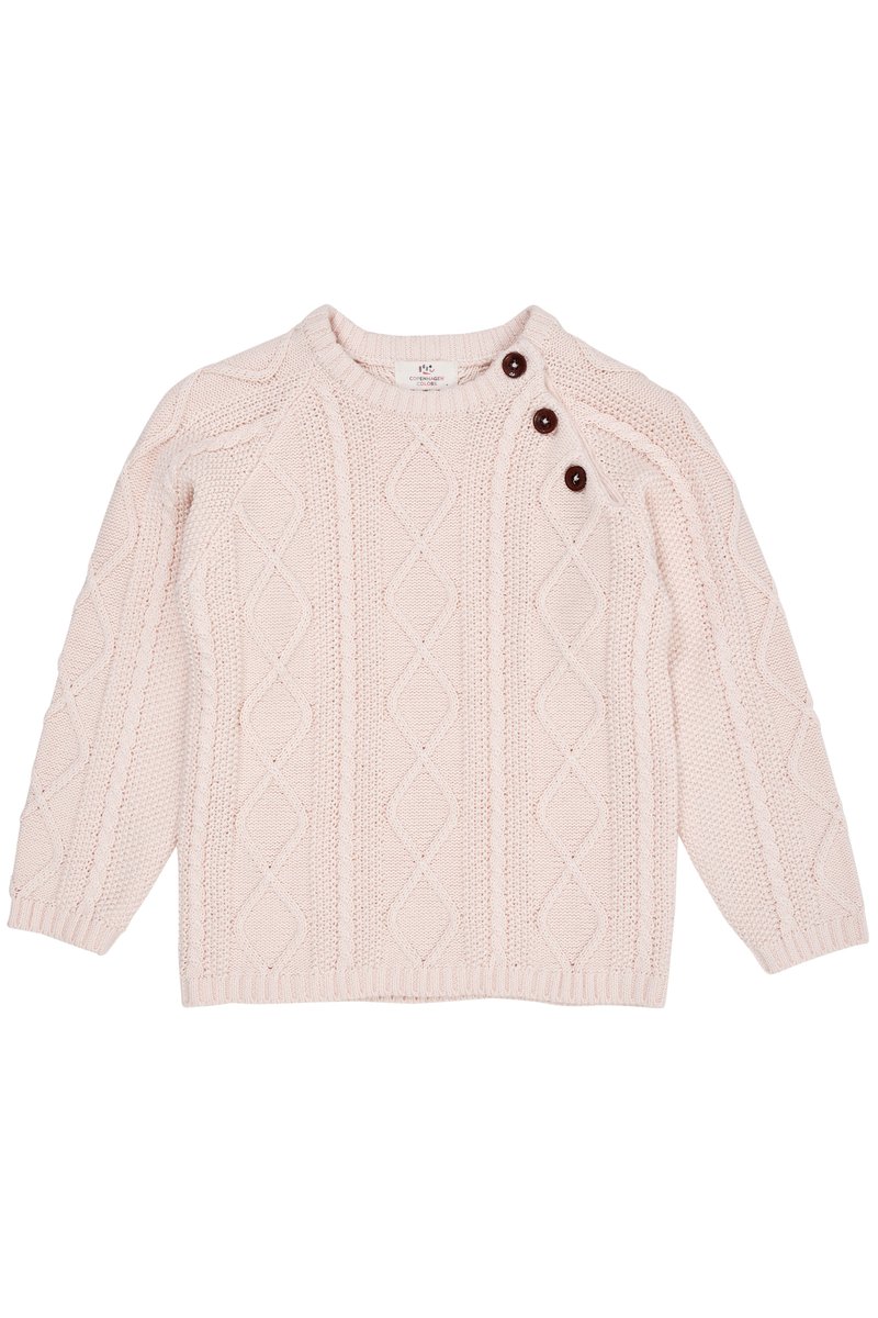 Jersey de punto de color rosa pálido con patrones de diamante, cuello redondo y tres botones oscuros en el hombro izquierdo. Tejido texturizado y puños acanalados.