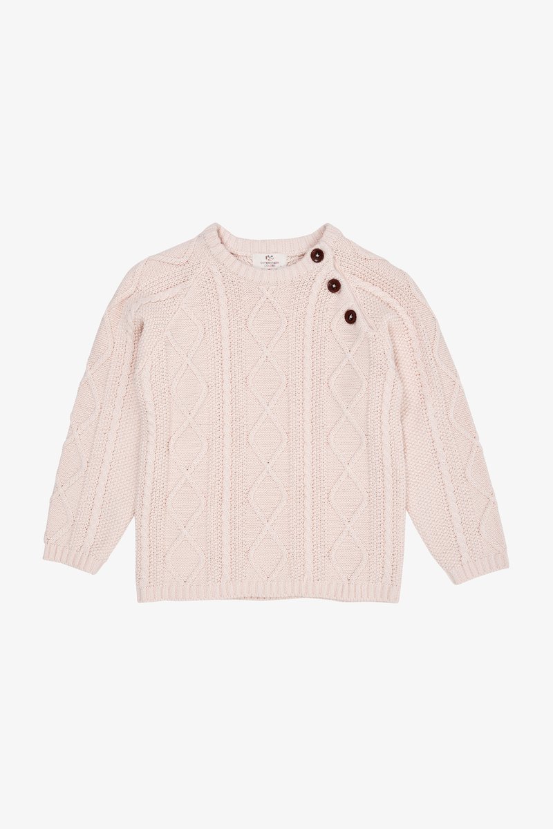 Jersey de punto de color rosa pálido con patrones de diamante, cuello redondo y tres botones oscuros en el hombro izquierdo. Tejido texturizado y puños acanalados.
