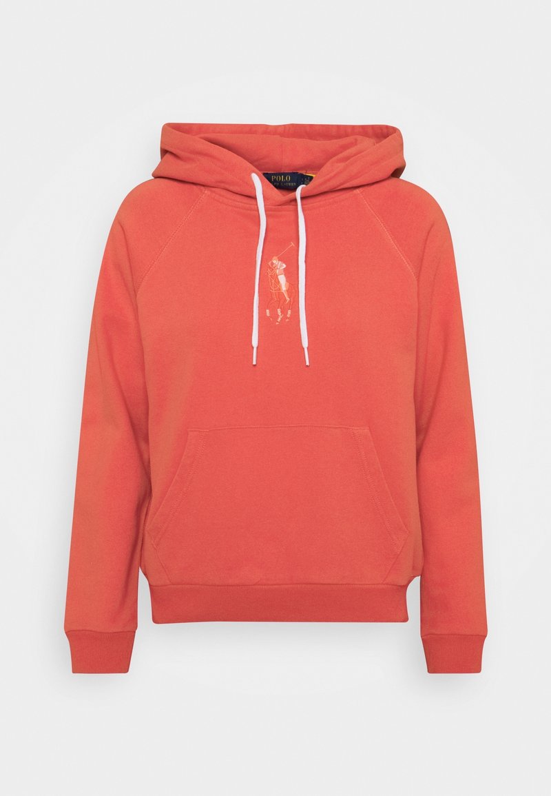 Korallefarbener Hoodie aus weichem Material, mit einer Fronttasche, weißen Kordeln und einem kleinen gestickten Logo auf der Brust.