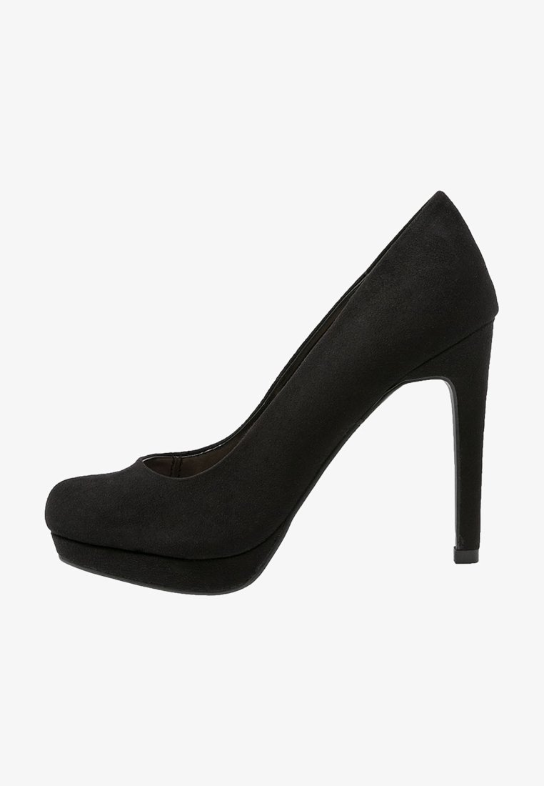 Escarpin à talon haut en daim noir avec bout arrondi et semelle compensée, présenté de profil sur fond blanc.