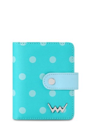 Aqua-Geldbörse mit hellblauen Polka-Dots, Druckknopfverschluss und silbernem Logo. Glattes synthetisches Material mit abgerundeten Kanten und Kontrastnähten.