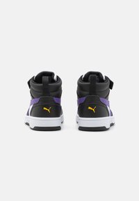 Sorte høyde sneakers med lilla aksenter, hvite mellomsåler og gule logo detaljer. Har en polstret krage og justerbare stropper.