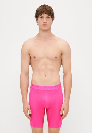 Rožinės bokso kelnaitės su lygiu, elastingu audiniu ir plačiu juosmeniu, kuriame yra atitinkamos spalvos „BORN BORG“ logotipas, sukurtos komfortui.