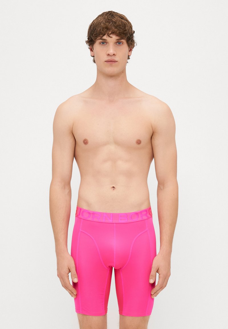 Ružové boxerky z jemného, elastického materiálu s širokým pásom, na ktorom je logo "BORN BORG" v zodpovedajúcej farbe, navrhnuté pre maximálne pohodlie.