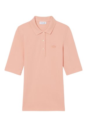 Polo rosa chiaro a maniche corte con tre bottoni e un piccolo logo coccodrillo sul petto a sinistra.