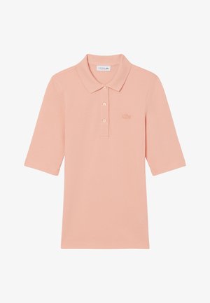 Polo à manches courtes rose clair avec trois boutons et un petit logo crocodile sur le côté gauche de la poitrine.