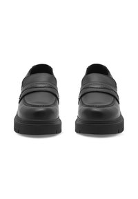 Čierne kožené topánky zaoblenou špičkou, ozdobené švami, širokým remienkom cez hornú časť a textúrovanou čiernou gumovou podrážkou.