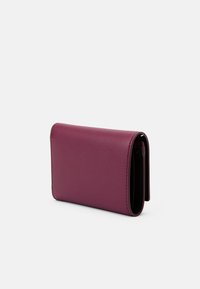 Πορτοφόλι από faux δερμάτινο υλικό σε σκούρο βυσσινί χρώμα, ορθογώνιο σχήμα με λεία υφή και αντίθετο σκούρο εσωτερικό; διαθέτει κλείσιμο με αναδίπλωση.