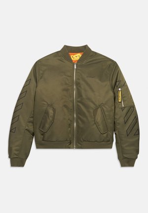 Jachetă bomber verde măsliniu cu fermoar frontal, două buzunare frontale, manșete striate și dungi diagonale negre pe mâneci. Mic logo "Off-White" pe piept.