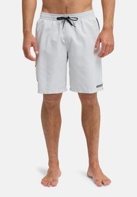 Ανοιχτό γκρι μαγιό σορτς με ελαστική μέση και κορδόνι. Η πλαϊνή τσέπη έχει ένα πολύχρωμο σχέδιο. Μαλακό, διαπνέον ύφασμα.