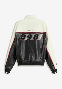 Veste bomber noir et blanc en cuir, avec des poignets côtelés et des accents rouges. Le dos présente le "B98" en lettres majuscules.