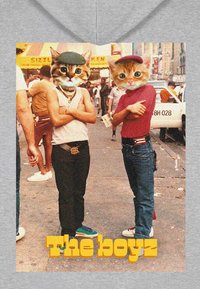Sivi dukserica s retro slikom dviju figura s mačjim licima. Tekst "The boyz" u podebljanoj žutoj boji na dnu. Urbani ambijent.