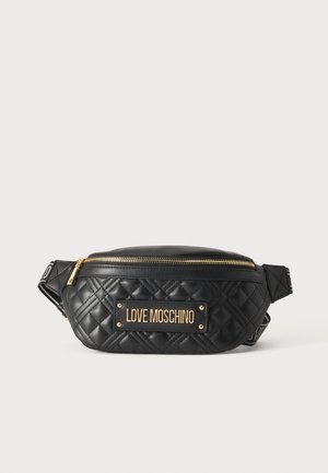 Sort quiltet lændetaske i læder med guldlynlås og "LOVE MOSCHINO" gulddetalje foran.