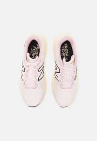 New Balance FRESH FOAM X EVOZ V3 - Tenisice za cestovno trčanje - pink