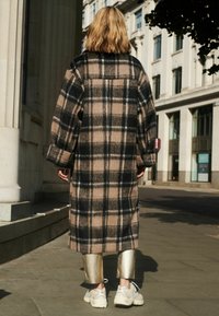 Next LONGLINE CHECK  - Klasický kabát - brown