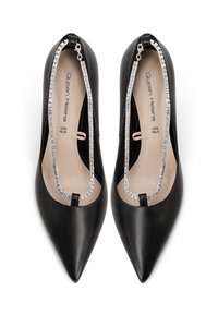 Tacchi a spillo neri in pelle con cinturino alla caviglia impreziosito da cristalli. Texture liscia e design minimalista. Interno etichettato "Queen Helena."