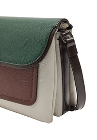 Usztywniana torebka z zielonym teksturowanym wierzchem, beżowymi bokami i bordowym akcentem. Wykończona brązowym regulowanym paskiem i szczegółowym przeszyciem.