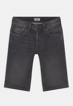 Pantalones cortos de mezclilla negra con un diseño de pierna recta, cinco bolsillos y un cierre de botón. La tela tiene un ligero brillo y una textura suave.