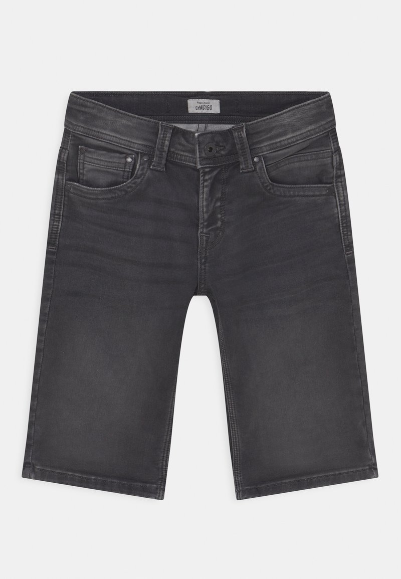 Pantalones cortos de mezclilla negra con un diseño de pierna recta, cinco bolsillos y un cierre de botón. La tela tiene un ligero brillo y una textura suave.